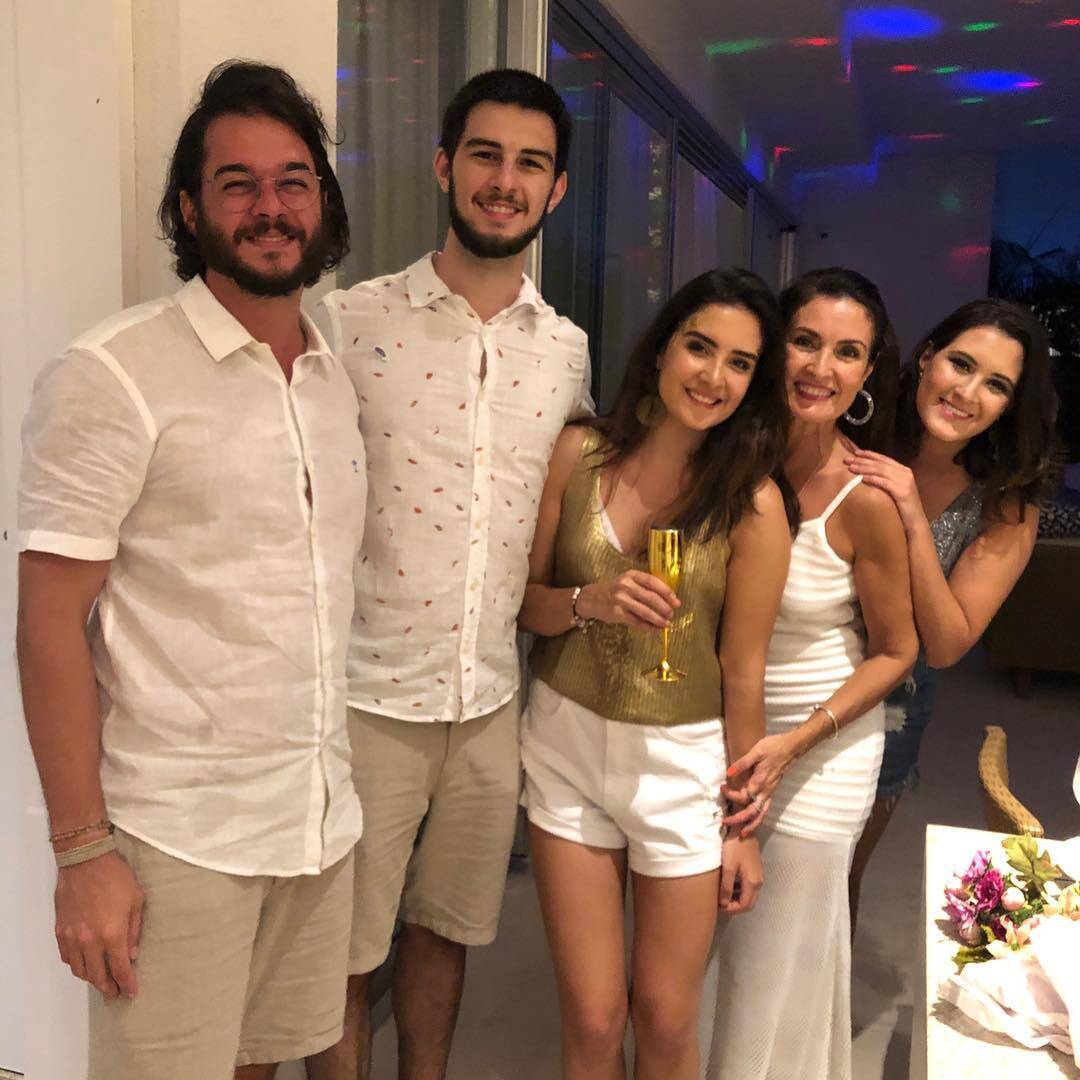 Fátima Bernardes com os filhos trigêmeos Laura, Beatriz e Vinícius. Foto: Reprodução/Instagram/@fatimabernardes