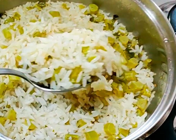 Adicione o arroz e cozinhe normalmente, incorporando caldo ou água. Essa receita acrescenta sabor e nutrientes ao prato. Reprodução: Flipar