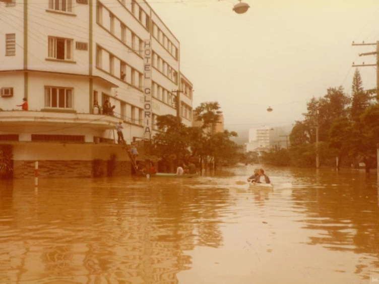 Em meio à reconstrução das enchentes de 1983 e 1984, Blumenau se reergueu e realizou a primeira edição do evento no pavilhão da Proeb, com espaço de 3.000 metros quadrados. Reprodução: Flipar