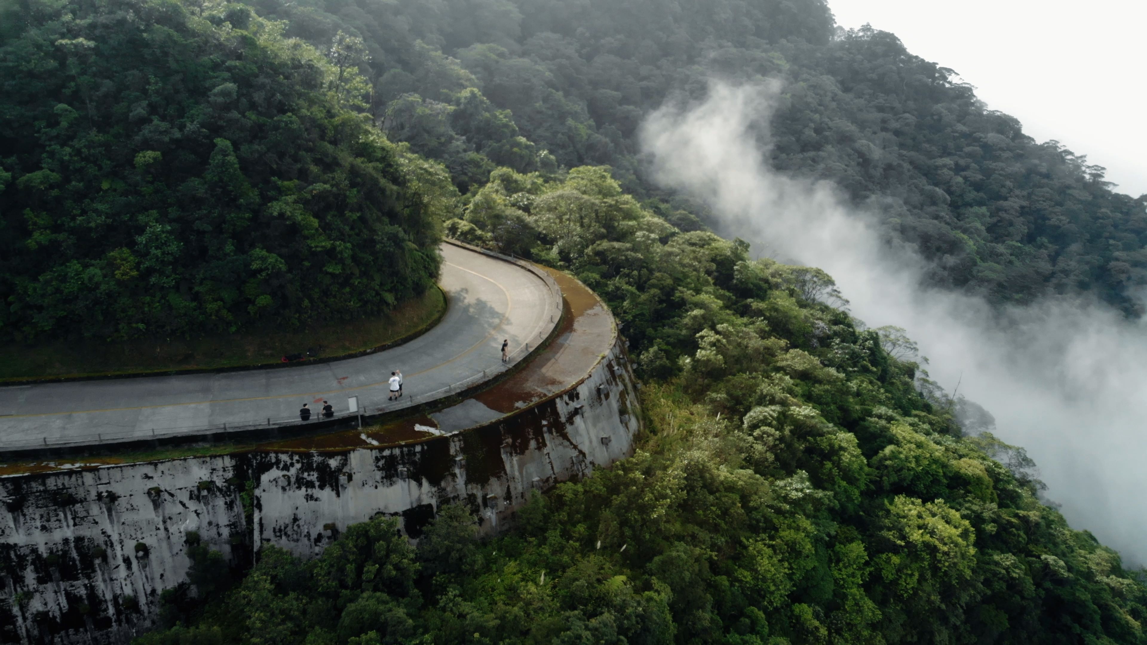 Visão aérea da Curva do UAU, na Estrada Velha de Santos Roteiro Histórico