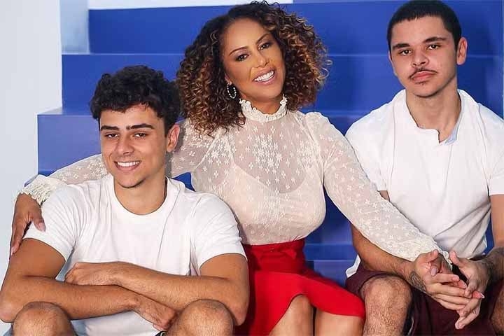Valenssa, de 52 anos, falou sobre a experiência de morar separada dos filhos João Henrique, de 21 anos, e José Gabriel, de 20 anos. 

 Reprodução: Flipar