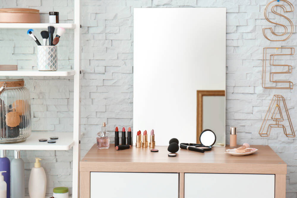 Penteadeira com espelho e espaço para maquiagem. Foto: shutterstock 