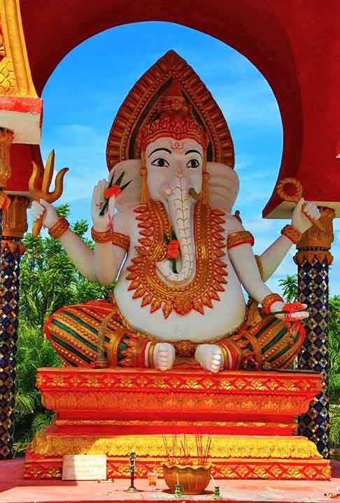 O elefante é um dos mais notáveis. Segundo as crenças locais, é oriundo do Deus Ganesha, caracterizado por uma figura que tem a cabeça do bicho em um corpo humano. Um dos mitos é que Ganesha tem a capacidade de superar obstáculos, representando riqueza e sorte. 