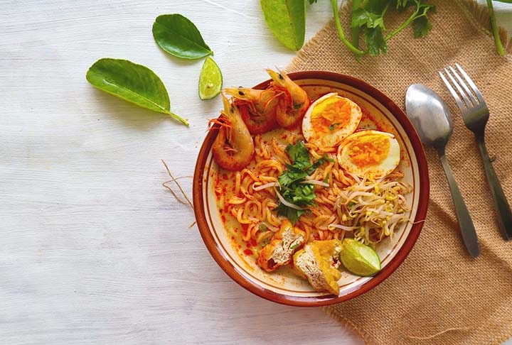 Laksa: apreciado em Singapura e Malásia, esta receita possui diversas interpretações, mas basicamente consiste em um caldo de peixe ou leite de coco servido com ovo cozido, camarão (às vezes, lagosta, caranguejo, galinha), massa de arroz e folhas-de-laksa, conhecido como coentro-vietnamita.   Reprodução: Flipar