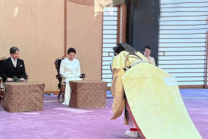 A cerimônia também destaca a crescente preocupação com a sucessão imperial, já que o Japão enfrenta uma diminuição no número de membros masculinos na família real. 
 Reprodução: Flipar