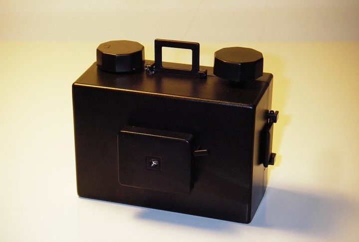 Também conhecida como ‘câmera estenopeica’, a pinhole é um tipo de câmera que usa um orifício muito pequeno (pinhole) no lugar de uma lente para projetar uma imagem em um plano de filme ou sensor. Reprodução: Flipar