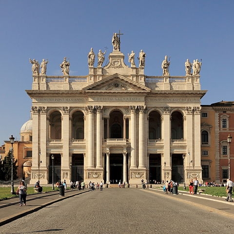 Arquibasílica de São João de Latrão - É a catedral de Roma. A mais antiga entre as cinco basílicas papais no mundo e a mais antiga igreja do Ocidente (inaugurada em 324).  Tem estilo barroco.  Reprodução: Flipar