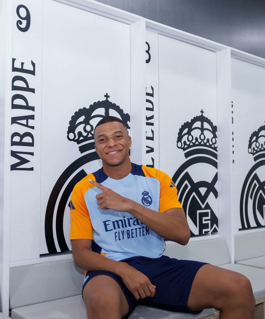 Mbappé se apresenta para fazer exames médicos no Real Madrid Reprodução/X