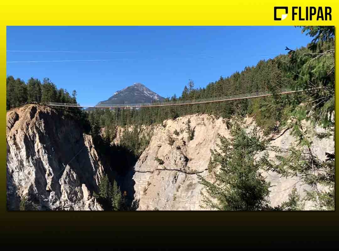 Golden Skybridge, Canadá: Essa ponte suspensa pedonal se estende por um profundo cânion, com vistas panorâmicas das montanhas. Ela fica localizada em Golden, British Columbia e é considerada a ponte suspensa mais alta do Canadá, com 130 m de altura! Reprodução: Flipar