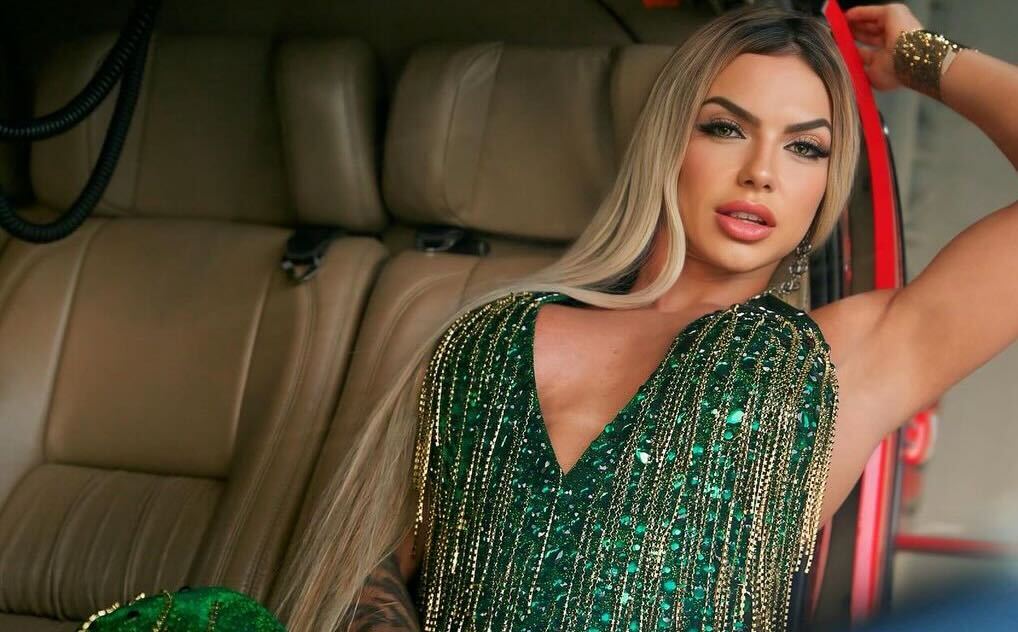 Debora Gomes posa com vestido verde Reprodução Instagram - 27.8.2024