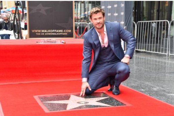 Chris Hemsworth posa ao lado de sua estrela na Calçada da Fama Chris Delmas / AFP