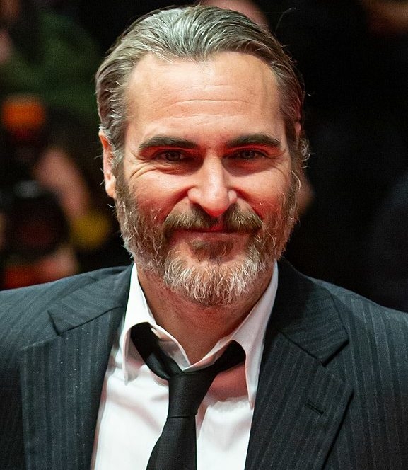 O ator americano, Joaquin Phoenix, nascido em Porto Rico, em 1974, se chama Joaquin Rafael Bottom. O sobrenome mudou quando a família deixou de integrar o grupo religioso Children of God em 1978. Phoenix (fênix, que renasce) simbolizou a nova vida da família.  Reprodução: Flipar