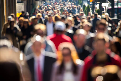 Não seja mais um na multidão: Se a oportunidade é realmente válida, é hora de encontrar uma boa diferenciação.  Por mais inovadora que sua ideia seja, a partir do momento que você entrar no mercado outras empresas com o mesmo perfil surgirão. E nessa hora vale lembrar que sobrevive quem sabe se fazer presente e trazer constantes novidades para o mercado. . Foto: Thinkstock Photos