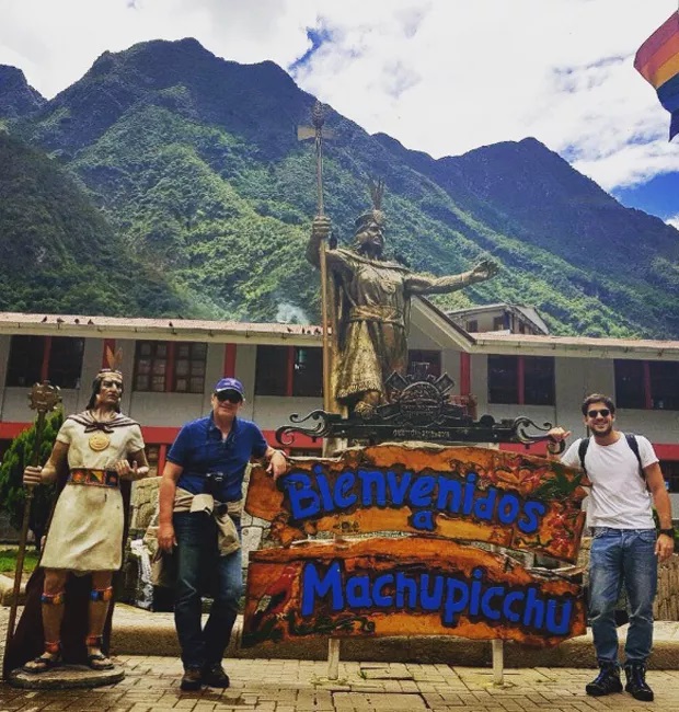 Marco Pigossi e o pai em Macchu Picchu, no Peru. Foto: Reprodução/Instagram