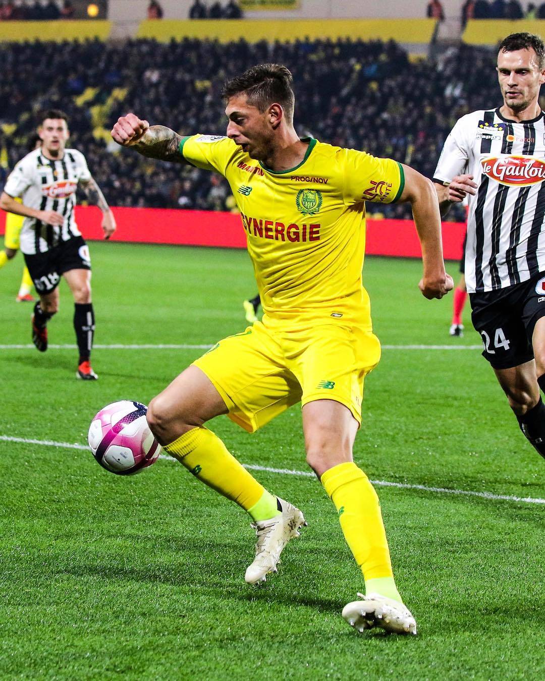 VS Jogadores - Você sabia❓Que o ex atacante Emiliano Sala, jogou no Caen da  França 🇫🇷 na temporada 2014/2015 🎂 Idade: —- 📏 Altura: 1,87 cm. 📸  Instagram: @emilianosala9 ❤️ Time de