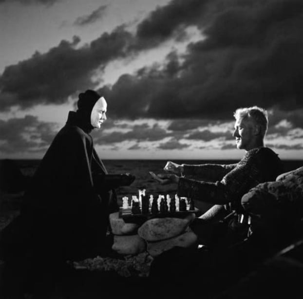 “O Sétimo Selo”, lançado em 1957, foi a primeira e mais marcante parceria entre os dois. O filme, em que o personagem de Von Sydow joga xadrez com a morte, se tornou um dos maiores clássicos da história do cinema. Reprodução: Flipar
