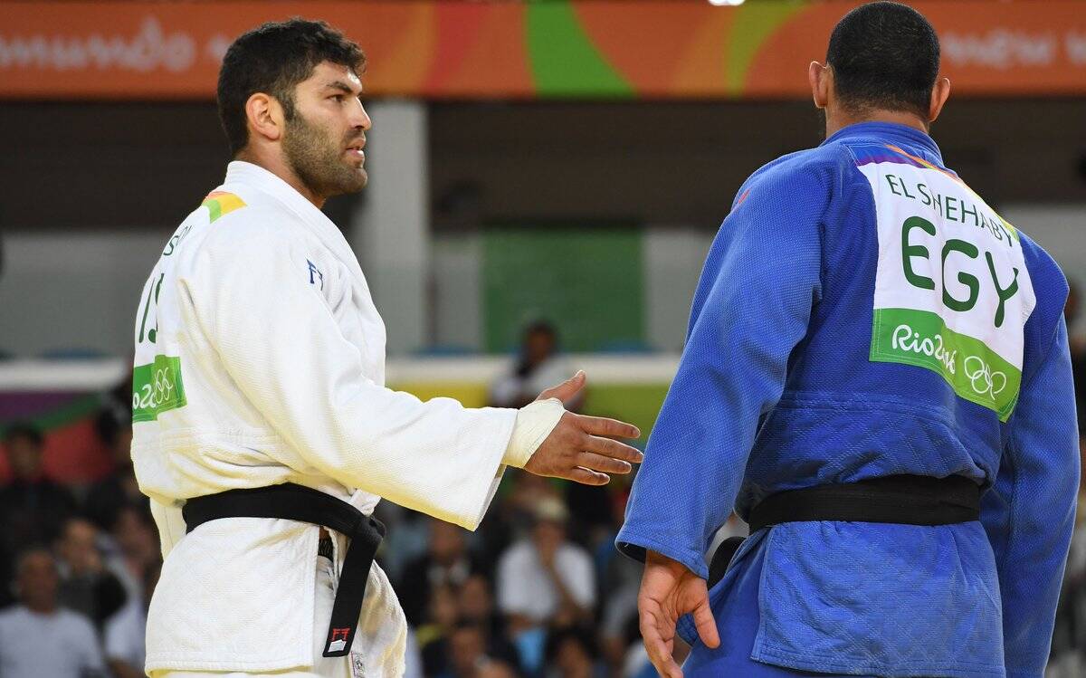 No judô, atleta do Egito se recusa a cumprimentar rival de Israel e toma vaia da torcida. Foto: Reprodução/Twitter
