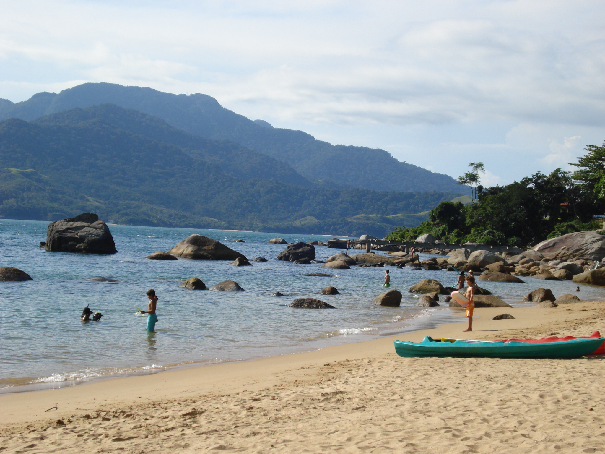 Praia do Julião - São Paulo: Localizada em Ilhabela, litoral norte do estado de São Paulo, é uma praia de areia branca e fina, com pedras submersas que formam pequenas piscinas naturais.  A cerca de 300 metros da praia, existem duas pequenas ilhas de pedra, que servem de habitat a algumas espécies de aves marinhas.  Sandra Cárdenas/Flickr