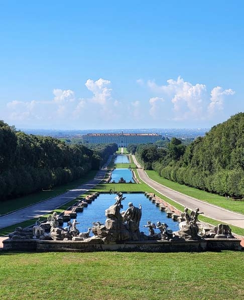 O palácio de Caserta fica nas redondezas de Nápoles, na Itália, e foi residência da família real Bourbon. Os jardins com 12 milhões de m² estão entre os maiores das realezas europeias. Seu desenho paisagístico foi criado pelo arquiteto Luigi Vanvitelli.  Reprodução: Flipar