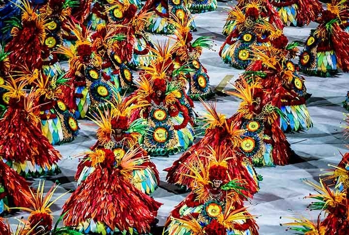 O processo de confecção do Manto foi possível graças ao diálogo com os Encantados, as anciãs e toda a comunidade. Como forma de reavivamento de memórias e revitalização da cultura do povo Tupinambá. Na foto, a representação dele no carnaval carioca, pela Acadêmicos do Grande Rio.  Reprodução: Flipar