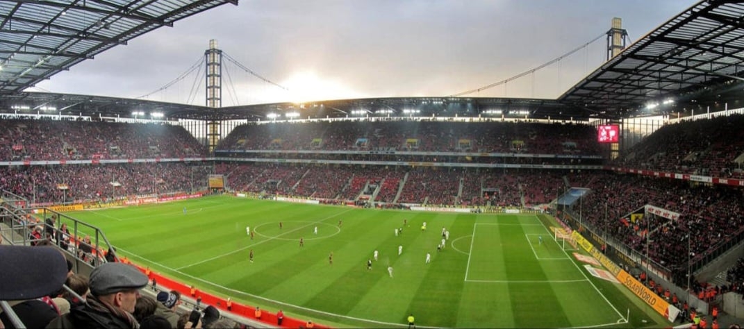 Colônia é casa do clube de futebol homônimo, tricampeão alemão (temporadas 1961/62, 1963/64 e 1977/78). Atualmente, a equipe disputa a segunda divisão nacional. 

 Reprodução: Flipar