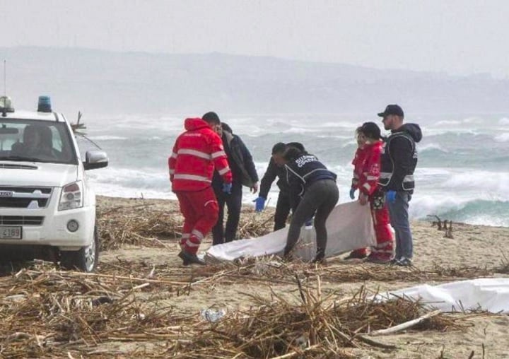 Mais recentemente, em março de 2024, autoridades locais da costa do México encontraram oito corpos de imigrantes chineses que tentavam chegar aos EUA de barco. Reprodução: Flipar