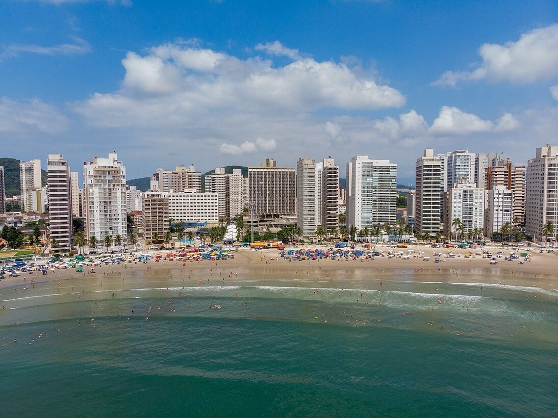 A cidade é um destino popular para quem busca relaxar nas belas praias e aproveitar as diversas opções de lazer. Reprodução: Flipar