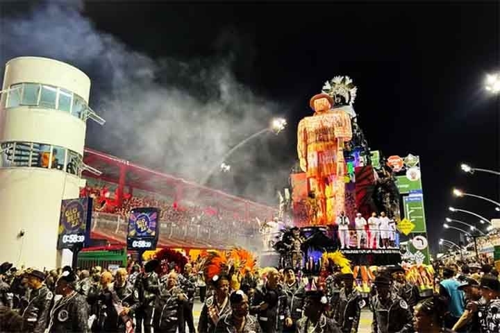 Em seguida, há o processo em que a alegoria ganha formas. O início da decoração geralmente é feito de   madeira ou material leve (marcenaria), como fibra de vidro, para ser moldada mais facilmente e receber tecidos e outros materiais que são o lado externo daquele chassi.  Reprodução: Flipar