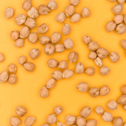 O grão-de-bico também tem triptofano, ou seja, auxilia no combate à depressão e à ansiedade. O grão pode ser misturado a cereais integrais e legumes. Reprodução: Flipar