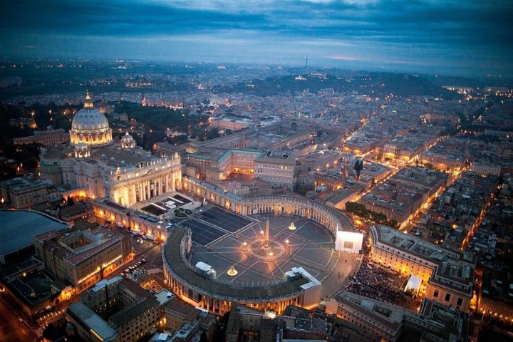 Segundo o estudo, os Museus do Vaticano tiveram 6,76 milhões de visitantes em 2023, logo atrás do Louvre, com 8,86 milhões. Conheça mais sobre o Vaticano e suas histórias! Reprodução: Flipar