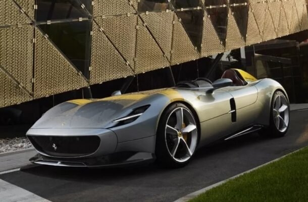 Após uma derrota na época em que jogava pela Juventus, Cristiano Ronaldo foi até a fábrica da Ferrari, em Maranello, e comprou o modelo Monza, avaliado em 11 milhões de reais. Foto: Divulgação/Ferrari Reprodução: Jogada10
