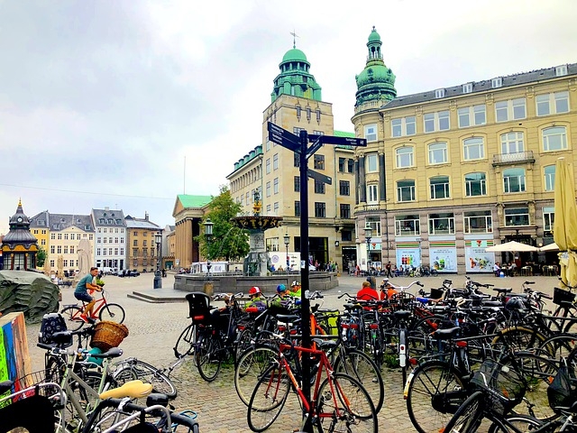 Na Dinamarca, 12 mil km de ciclovias facilitam a mobilidade urbana e atraem os ciclistas para trilhas em ambientes naturais de rara beleza.  Reprodução: Flipar