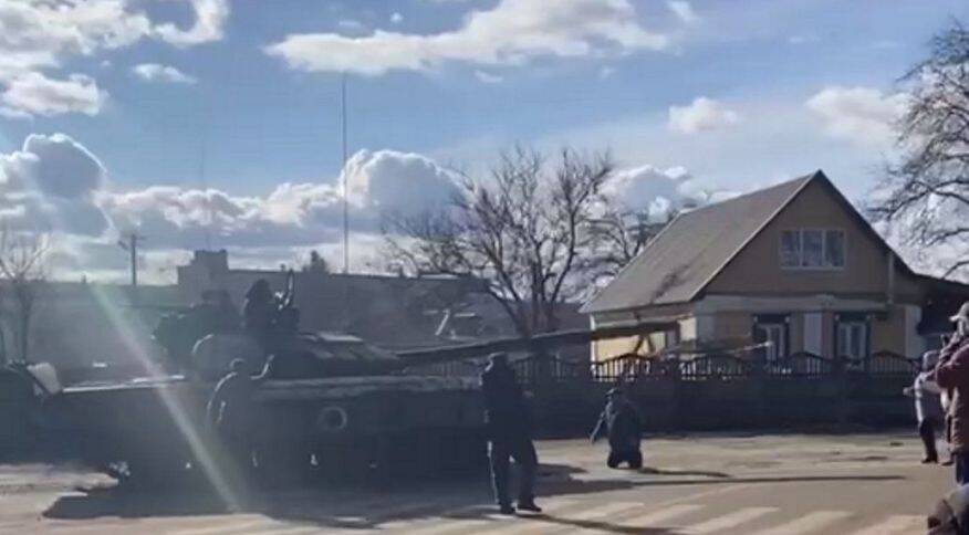 Ucranianos usam os próprios corpos para barrar avanço de tanques russos. Foto: Reprodução/ CNN