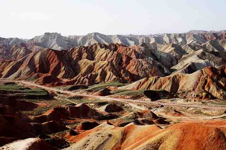 O termo Danxia refere-se a um tipo específico de relevo geológico formado por rochas sedimentares avermelhadas, muito comum em algumas partes da China. Reprodução: Flipar