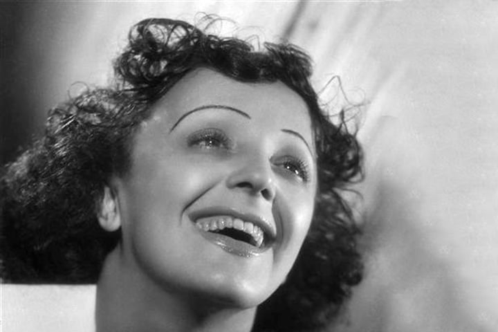 A sua infância foi marcada por privações e abandono. Ela foi deixada aos cuidados da avó paterna, que administrava um bordel na Normandia. 
 Reprodução: Flipar