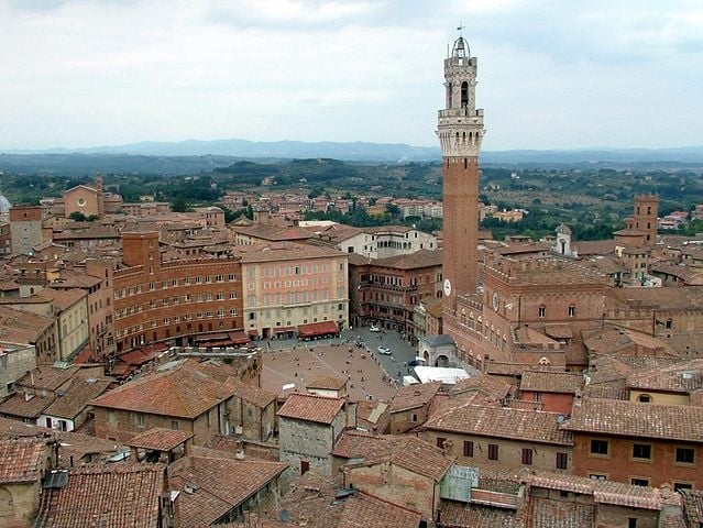   Siena (Itália) - Fundada por volta do ano 1.200, tem um centro histórico preservado, em que destaca-se a arquitetura gótica, inclusive da catedral. A praça principal tem o Palazzo Pubblico com obras de arte de grandes artistas.  Cerca de 42 mil pessoas habitam a cidade.   Reprodução: Flipar