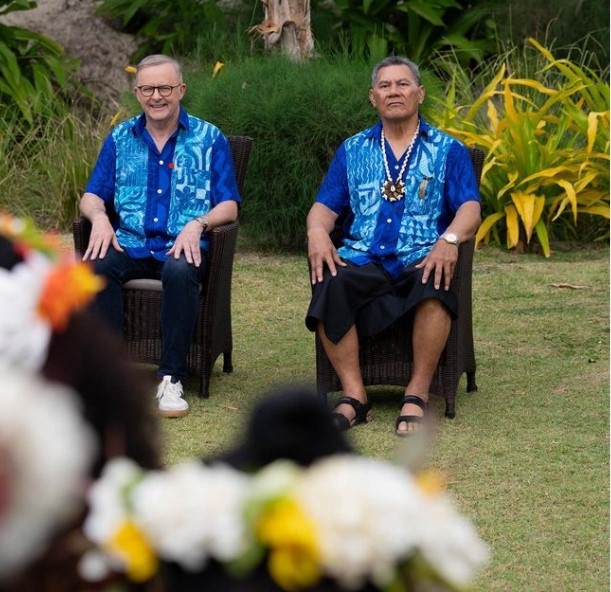 O tratado foi assinado entre os primeiros-ministros da Austrália, Anthony Albanese, e de Tuvalu, Kausea Natano. De acordo com os termos do documento, os pouco mais de 11 mil habitantes do pequeno estado da Polinésia terão direito de viver na Austrália caso os prognósticos mais catastróficos se confirmem.