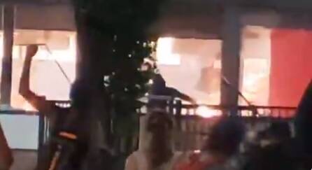 Manifestantes dos EUA colocam fogo em restaurante após a morte de mais um jovem negro por policiais. Foto: Reprodução/Twitter