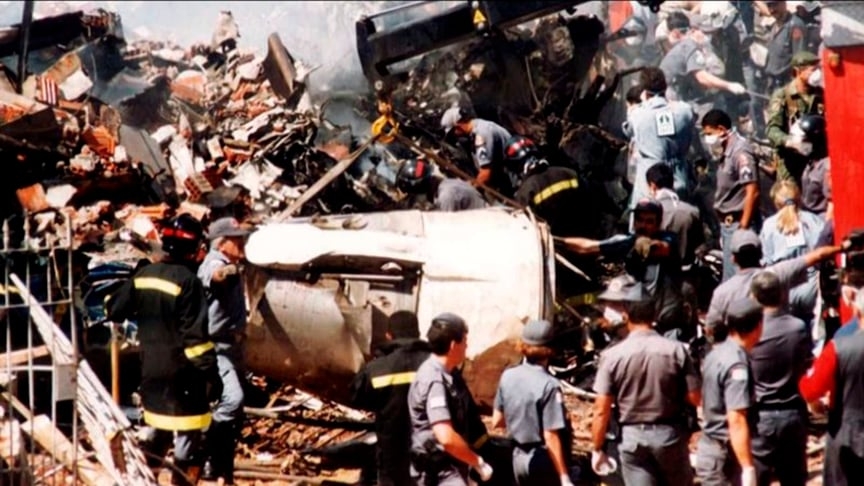  31/10/1996. Um Fokker 100 da TAM caiu na Rua Luís Orsini, em Jabaquara, São Paulo, causando a morte de 99 pessoas: todos os 96 passageiros e tripulantes, além de três pessoas no solo. O avião tinha saído de Caxias do Sul (RS) e ia para Recife, com escalas em Curitiba, São Paulo e Rio de Janeiro.  Reprodução: Flipar