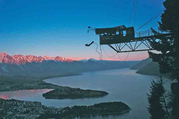 Ledge Urban Bungee, Nova Zelândia: A cidade de Queenstown oferece aventuras selvagens e belezas naturais. Possui uma plataforma instalada a 47 metros de altura, perto da beleza de Queenstown e suas redondezas. Reprodução: Flipar