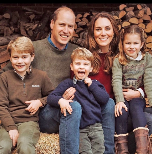 As crianças recebem até quatro nomes e não usam o sobrenome Windsor. Elas são chamadas pelo título real. Por exemplo: o caçula do príncipe William e Kate Middleton - Duque e Duquesa de Cambridge, respectivamente - é Louis Arthur Charles, conhecido como Príncipe Louis de Cambridge.
 Reprodução: Flipar