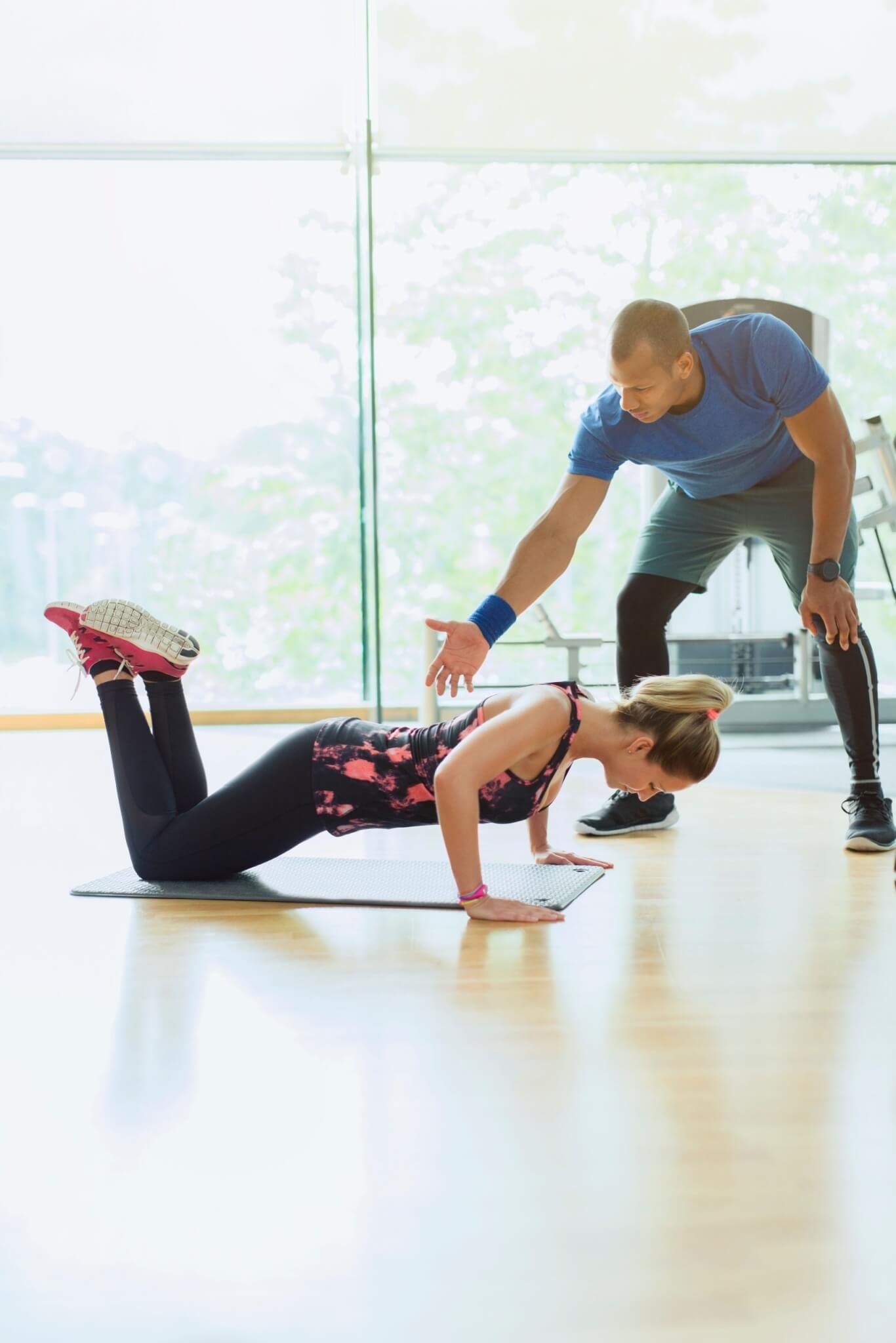 6. Flexões de joelhos Essa variação de flexão ajuda a fortalecer os músculos do peito, dos ombros e dos braços. É uma maneira eficaz de desenvolver a força superior do corpo. Para este exercício, ajoelhe-se no chão com as mãos apoiadas um pouco mais largas do que a largura dos ombros, flexione os cotovelos e estenda os braços para cima. Reprodução: EdiCase