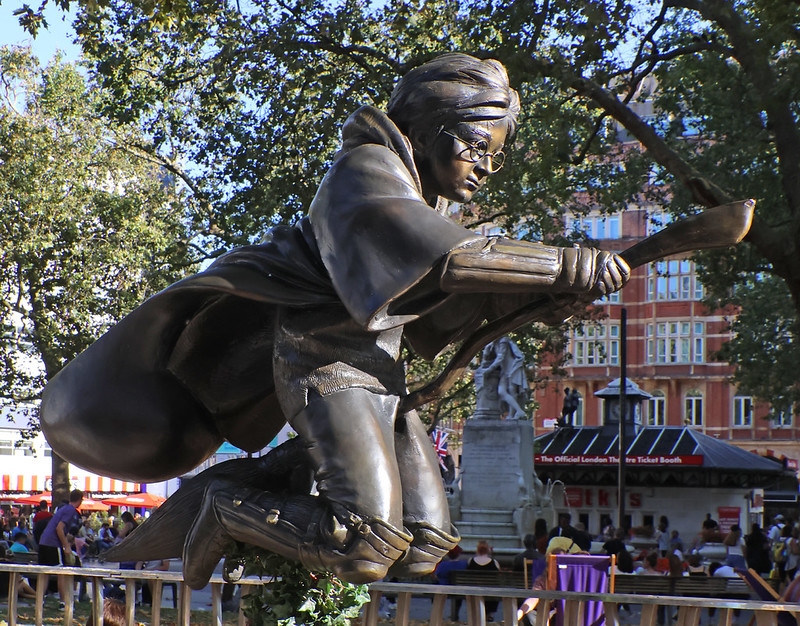 A inauguração ocorrerá em 17 de novembro e se juntará a outras representações famosas do cinema na praça, como Paddington Bear, Mary Poppins e Harry Potter. Reprodução: Flipar