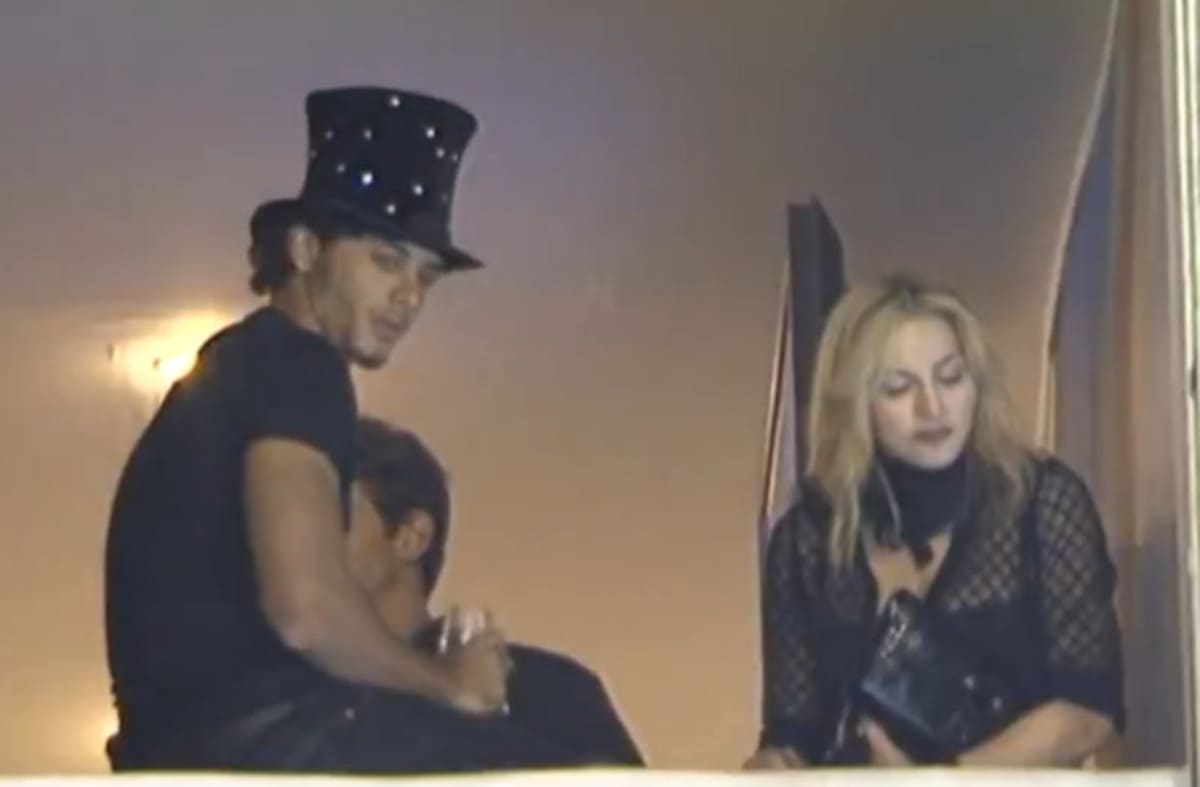 Madonna já esteve no Brasil outras vezes. Ela subiu o Morro da Providência para visitar a Casa Amarela, esteve no Sambódromo com o modelo Jesus Luz (foto) e participou de um ensaio fotográfico no Hotel Glória, que já não existe mais. Reprodução: Flipar