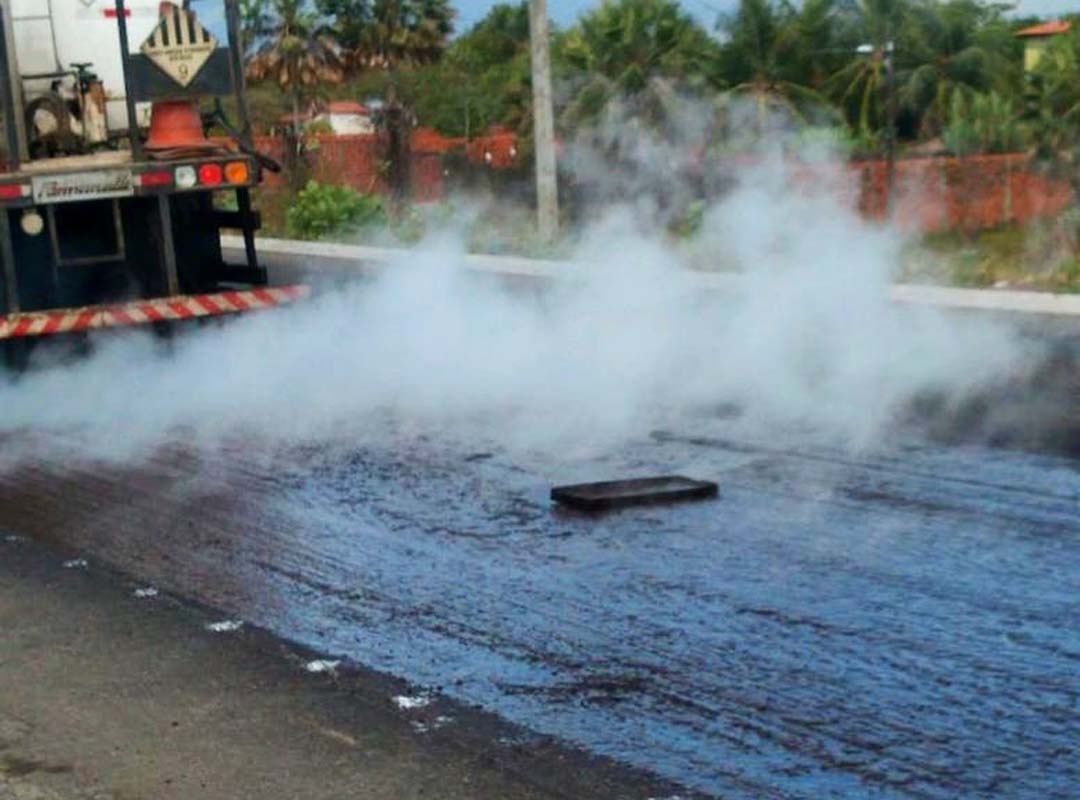 De acordo com especialistas, o problema do asfalto no Brasil está menos relacionado à qualidade do material e mais ao desgaste excessivo e à falta de manutenção das vias.  Reprodução: Flipar