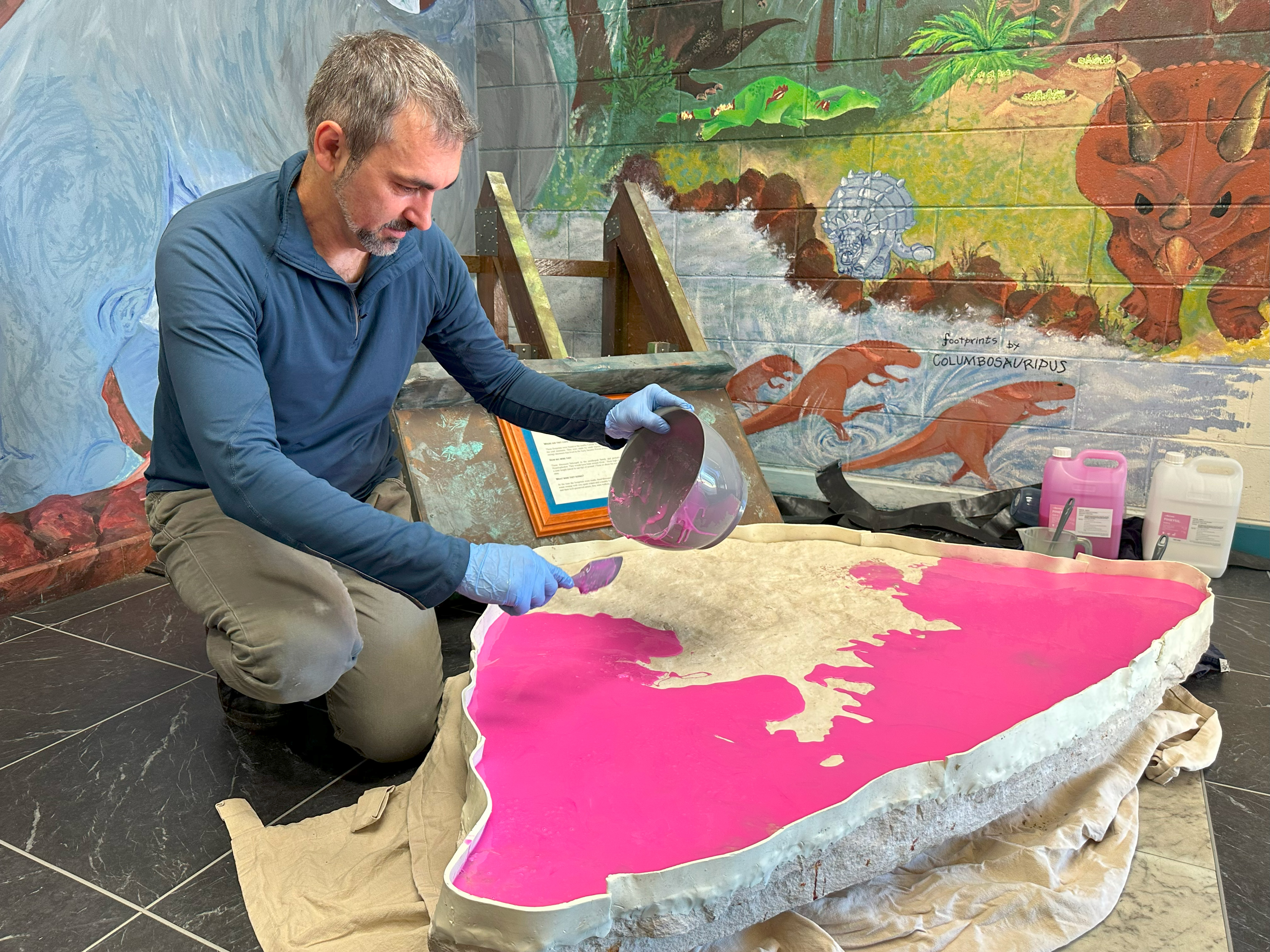 Uma placa de rocha de 200 milhões de anos que está em exposição há 20 anos em uma escola em Queensland, na Austrália, contém 66 pegadas de 47 dinossauros individuais. Foto: Universidade de Queensland