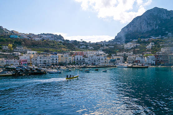 A Marina Grande é por onde os turistas chegam em Capri. Foto: Capri/Divulgação