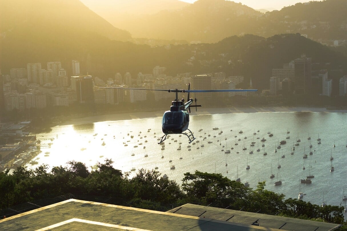 Segundo a revista Forbes, o Brasil conta com a quarta maior frota de helicópteros do mundo. Por aqui, a ANAC exige uma certificação que atesta as condições de segurança dos helipontos. Reprodução: Flipar