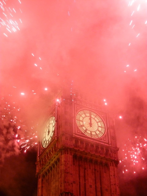 Nas festividades de Réveillon, as estações de rádio e televisão utilizam o som dos sinos do Big Ben para dar as boas-vindas ao novo ano.  Reprodução: Flipar