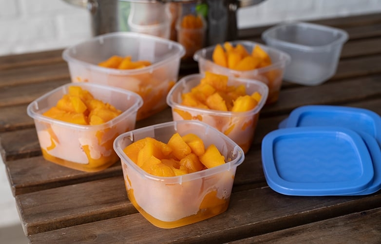 Além disso, é fundamental escolher recipientes apropriados, garantindo que estejam limpos e secos, e deixando espaço para a expansão dos alimentos. Reprodução: Flipar